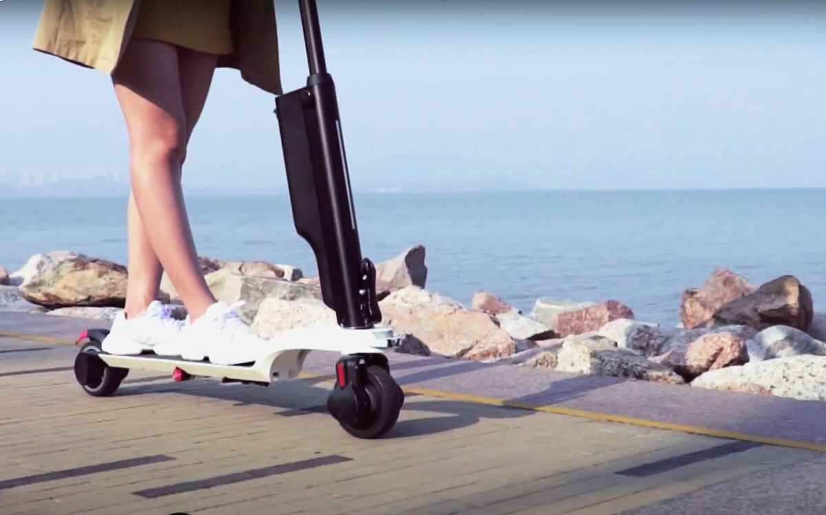 Une trottinette Wegoboard 4 Flex en cours d'utilisation.