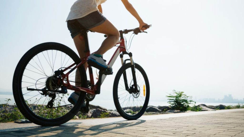 Rouler à vélo électrique sollicite les muscles