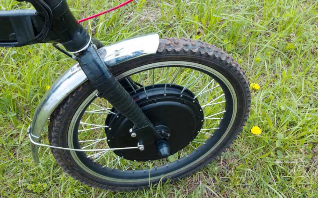 Choisir un moteur pour son vélo électrique : roue avant