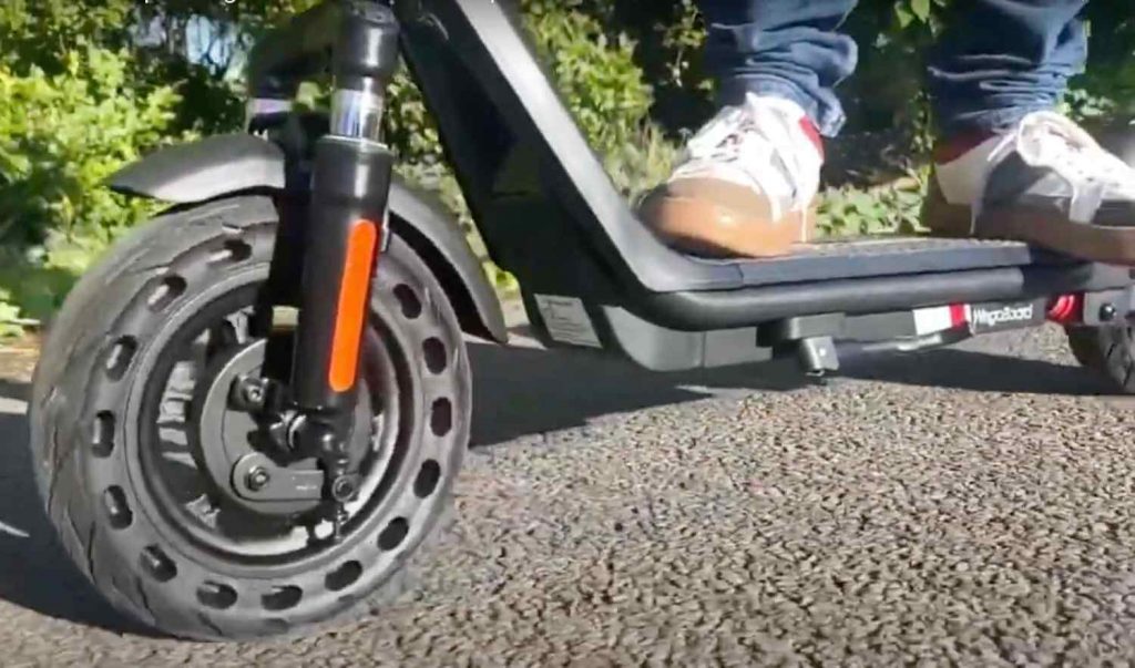 pose des pieds sur le plateau de la trottinette Wegoboard Boomer Pro